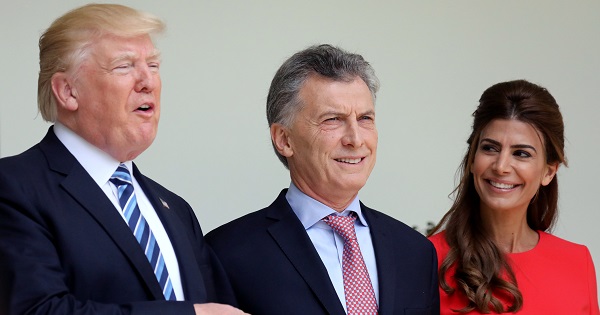 U.S. President Donald Trump next to Argentina's President Mauricio Macri and his wife, Juliana Awada, at the White House. April 27, 2017.