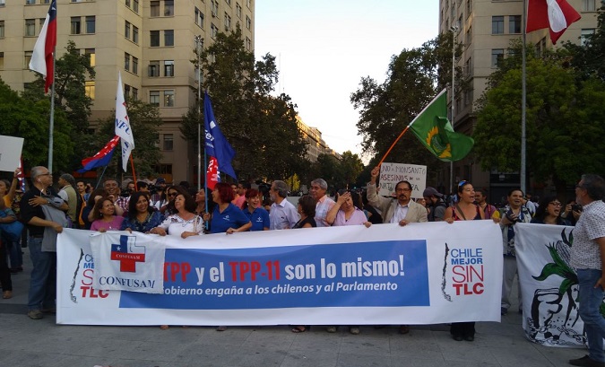 The protests took place in front of the Defense Ministry and La Moneda Palace.