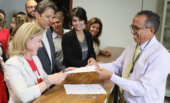 Gleisi Hoffmann registers Luiz Inacio Lula da Silva's presidential candidacy.