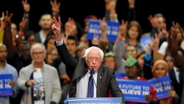  U.S. Senator Bernie Sanders gestures as he speaks about the terror attack in Brussels during a campaign rally in San Diego, California March 22, 2016.