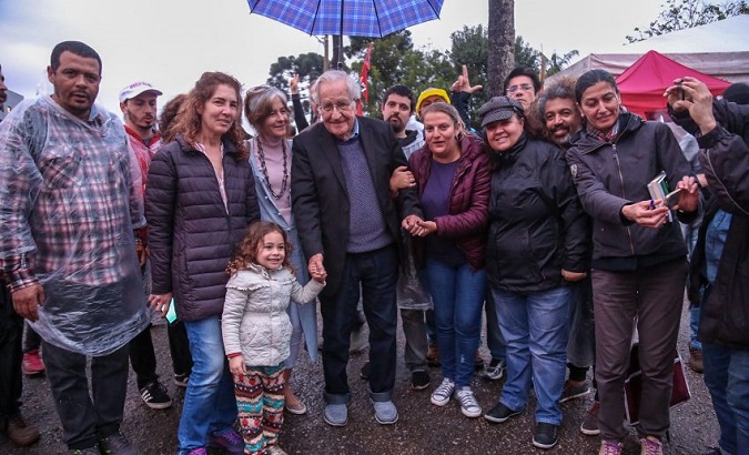 Noam Chomsky visited former President Luiz Inacio Lula da Silva in Curitiba.