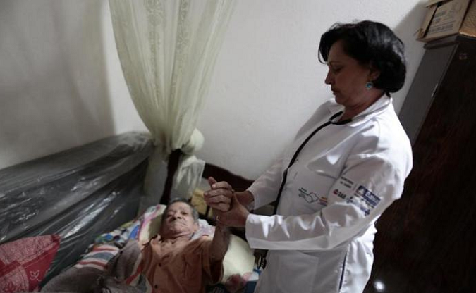 Cuban doctor Elisa Barrios Calzadilla inspects a patient during a house call in Itiuba in the state of Bahia, Brazil November 20, 2013
