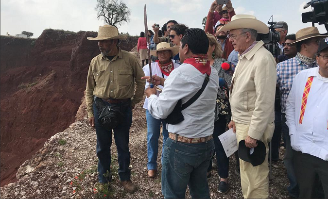 The people of Atenco and the future communications minister, visiting a mine in Tezoyuca before being kicked out by the owner. Mexico. October 10, 2018.