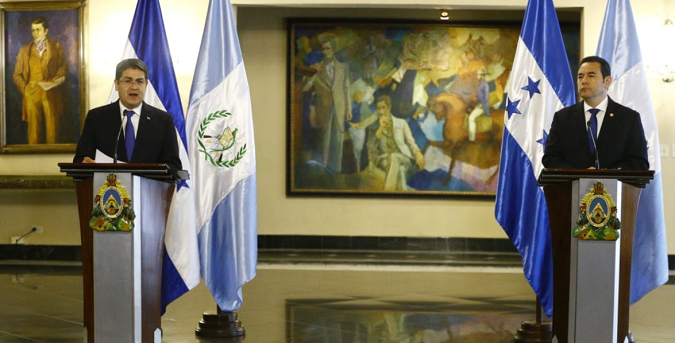 Honduran President Juan Orlando Hernandez (l) and Guatemalan President Jimmy Morales (r) meet on Monday to discuss the 