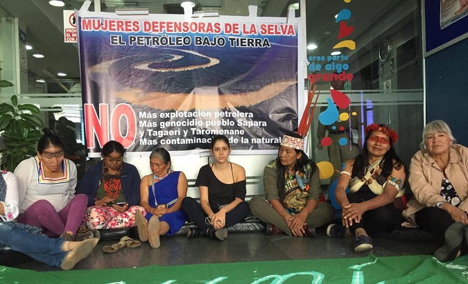 Women occupy the Ministry of Hydrocarbons to protest oil exploitation in the Yasuni.