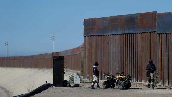Private security stand guard in front of the border fence between Mexico and United States, in Tijuana, Mexico November 16, 2018. REUTERS/Carlos Garcia Rawlins 16/11/2018 22:20.
