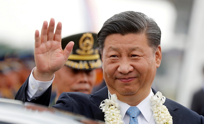 China's President Xi Jinping waves to the crowd upon his arrival at Ninoy Aquino International airport during a state visit in Manila, Philippines, November 20, 2018. REUTERS/Erik De Castro TPX IMAGES OF THE DAY.
