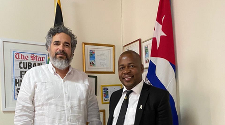 Mzwandile Masina, Executive Mayor of the City of Ekurhuleni met with Cuban Ambassador in South Africa, Rodolfo, Verson to learn about the benefits of the Interferon Alpha-2B.