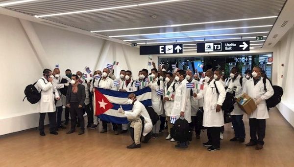 Photograph taken on March 22 that registered a delegation of 37 Cuban doctors and 15 nurses from Havana upon arrival at Leonardo da Vinci 'airport, Fiumicino, in Rome
