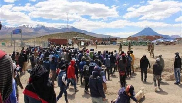 Confrontation of Bolivian military against their fellow citizens trying to enter Bolivian territory