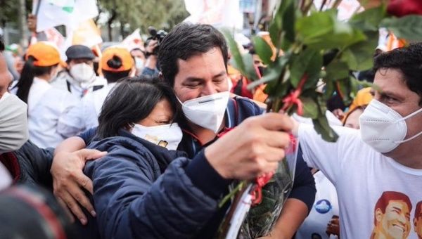 Andres Arauz (c) greets his supporters at a rally, Ecuador, 2021.