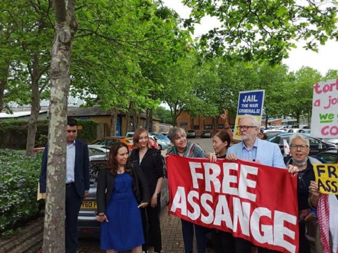 Free Assange signs