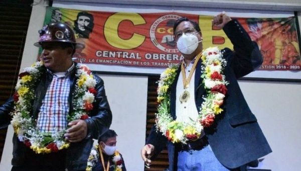 President Luis Arce (R) at the headquarters of the Bolivian Workers' Center (COB).