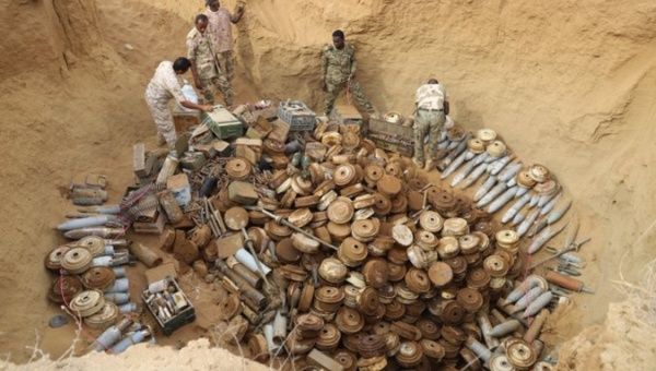 Soldiers get ready to destroy landmines in Midi, Yemen, 2021.