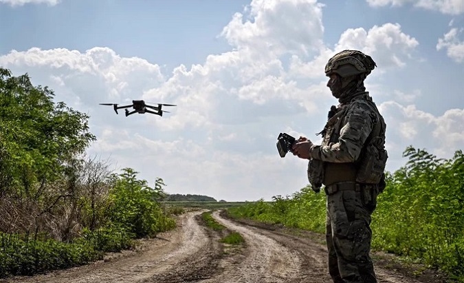 A soldier doing maneuvers with a drone.