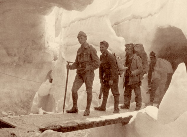 Italian soldiers walking in a glacier in Tyrol.