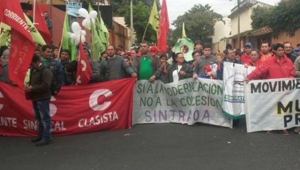 Various social movements and political parties protest against the first year of Cartes' madate (Photo: Ultima Hora).