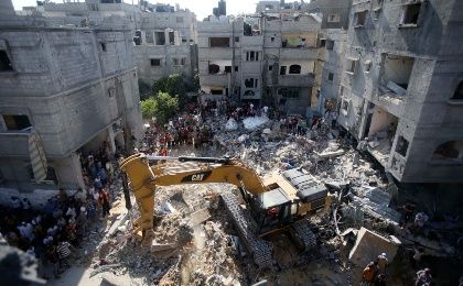 Palestinians gather as rescue workers search for victims under the rubble of a house, which witnesses said was destroyed in an Israeli air strike that killed three senior Hamas military commanders, in Rafah in the southern Gaza Strip August 21, 2014. (Photo: Reuters)