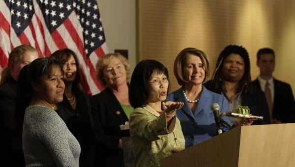 Nancy Pelosi and various eminent women celebrate the 90th Anniversary of the 19th Amendment, which gave women the right to vote in the United States, 27 August 2010 (Photo: Nancy Pelosi / Wikimedia Commons)