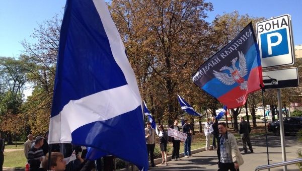 Supporters of Scottish independence wave Donetsk and Scottish flags in eastern Ukraine. (Photo: Twitter)