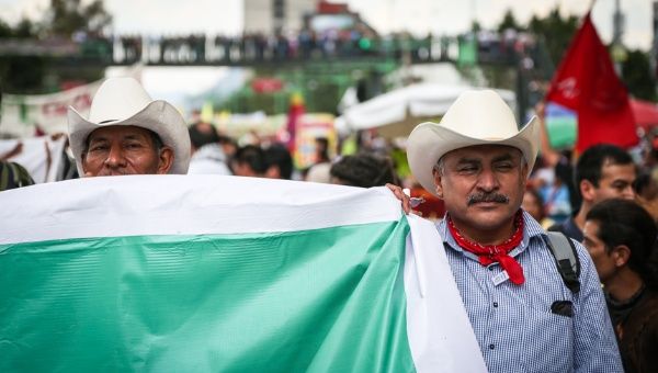 Yaqui Tribe members protest in Mexico City, demanding the release of their leaders (Clayton Conn/ Telesur)