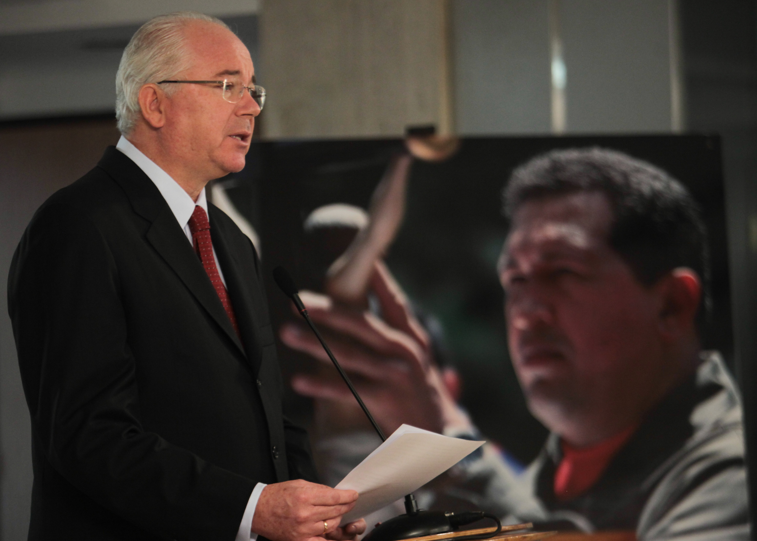 Foreign Minister Rafael Ramirez reads a communique from the ICSID, who ruled in favor of Venezuela. (Photo: AVN)