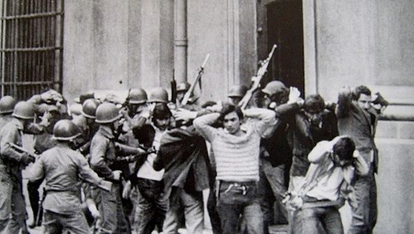The Argentine military rounds up those suspected of being leftists during the brutal dictatorship in the late 1970s. (Photo: EFE)