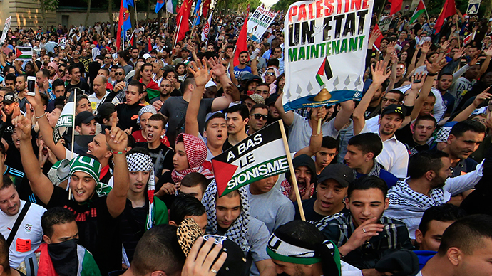 Pro-Palestinian demonstrators in Paris protesting against the violence in the Gaza strip July 23, 2014 (Photo: Reuters)