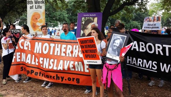 Abortion rights activists protest outside a U.S. federal court in Austin, Texas August 4, 2014. (Photo: Reuters)