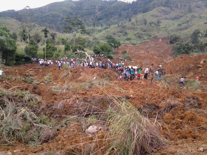 Villagers engage in search and rescue to uncover survivors and dead bodies from the site of landslide at the Koslanda tea plantation in Badulla October 29, 2014.  (Photo: Reuters)