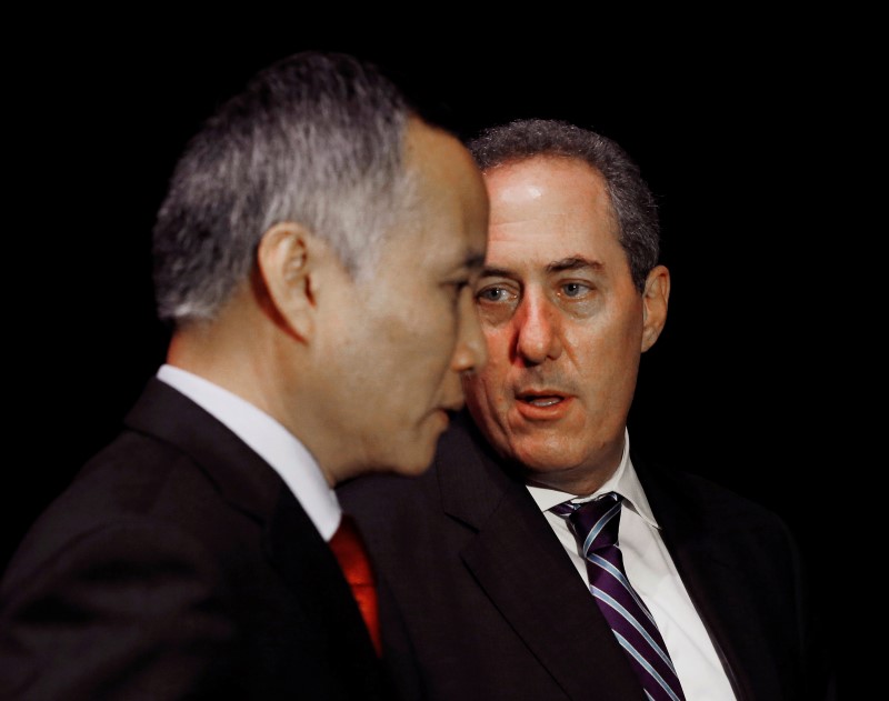U.S. Trade Representative Michael Froman (R) speaks with Vietnam's representative Tran Quoc Khanhat following a news conference at the Trans Pacific Partnership meeting of trade representatives in Sydney October 27, 2014.  (Photo: Reuters)