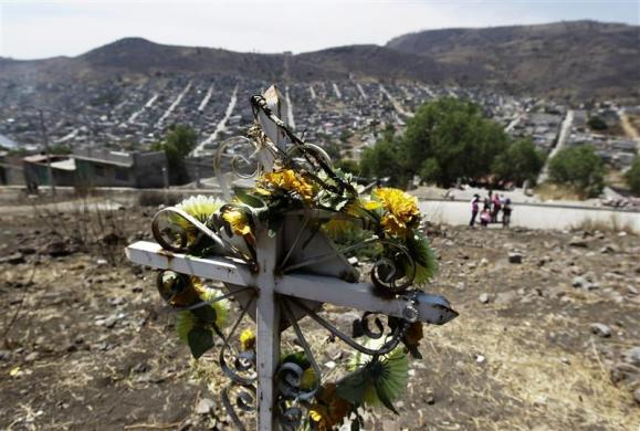 A cross erected in memory of murdered girls stands in a vacant field overlooking Ecatepec on the outskirts of Mexico City April 9, 2013. (Photo: Reuters)