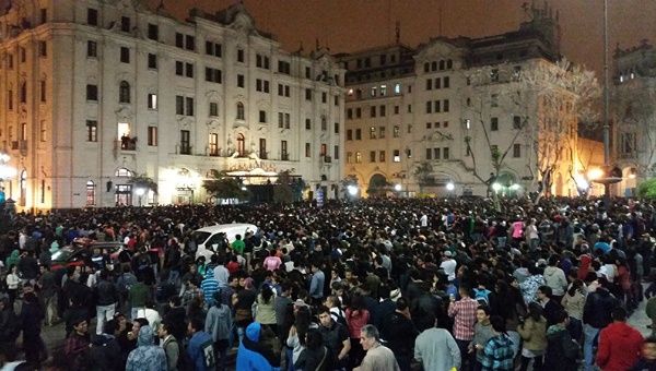 Crowds waiting for Calle 13 at Sant Martin Square in Lima (Photo: Rael Mora)