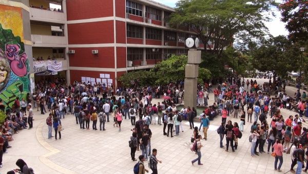 Students are requesting a new Constitutive Assembly. (Photo: teleSUR)