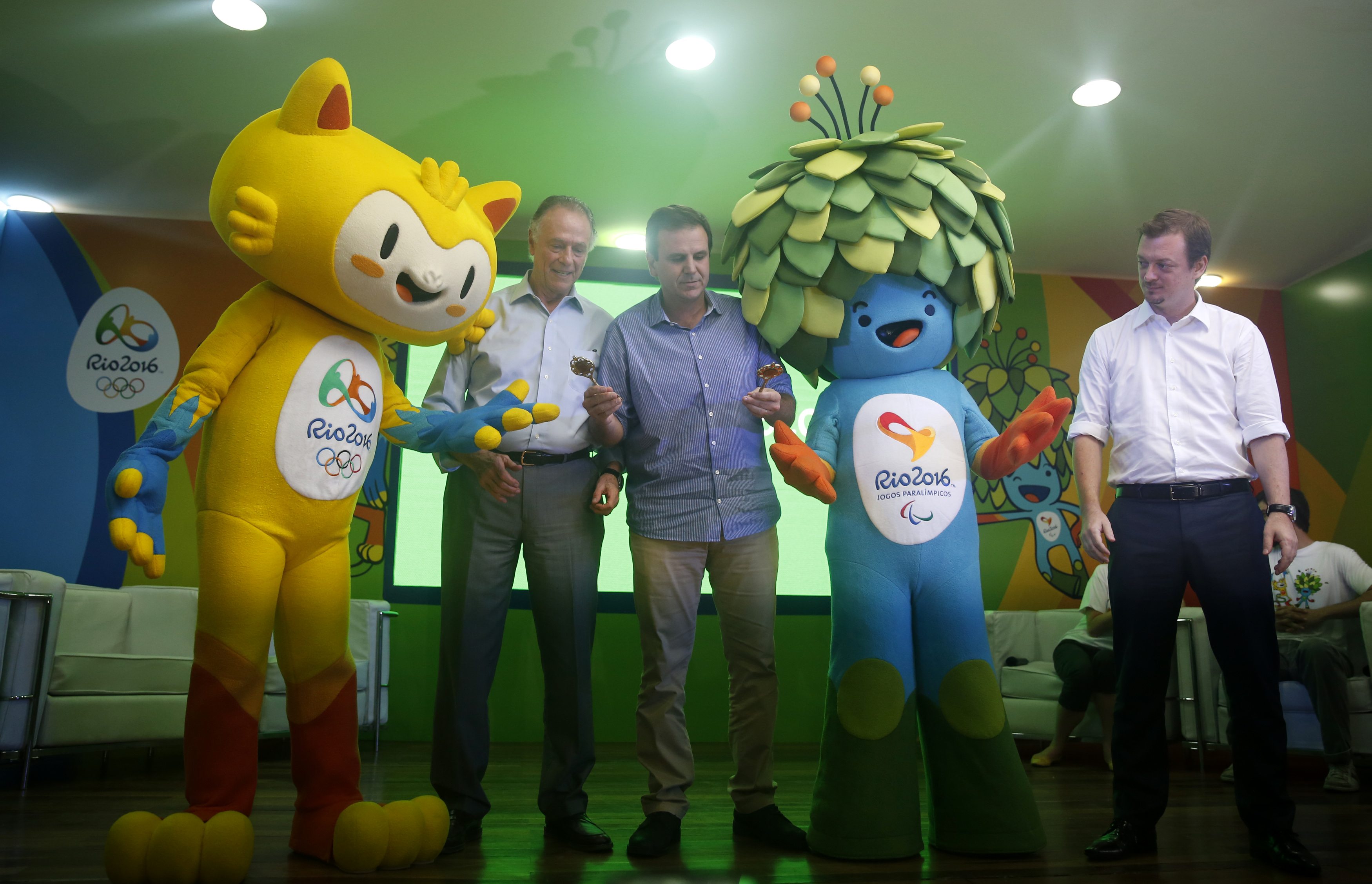 Eduardo Paes (C), the mayor of Rio de Janeiro gives the keys of the city to mascots of the Rio 2016 Olympic and Paralympic Games, accompanied by the President of the Brazilian Olympic Committee and head of the Rio 2016 Olympic Games Carlos Nuzman (2nd L) and President of the Brazilian Paralympic Committee Andrew Parsons. (Photo: REUTERS/Pilar Olivares)