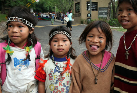 A group of indigenous children marching to defend their rights in Paraguay. (Photo: EFE)