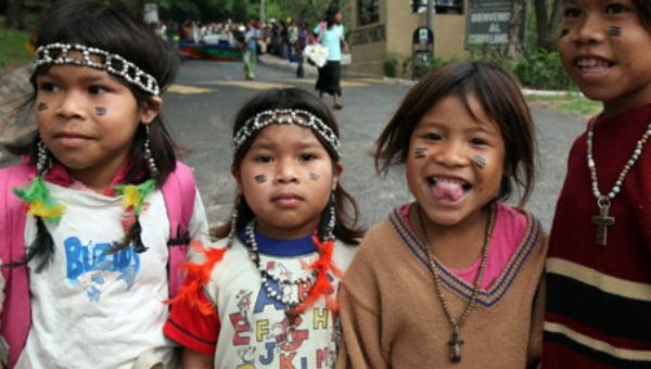 A group of indigenous children marching to defend their rights in Paraguay. (Photo: EFE)