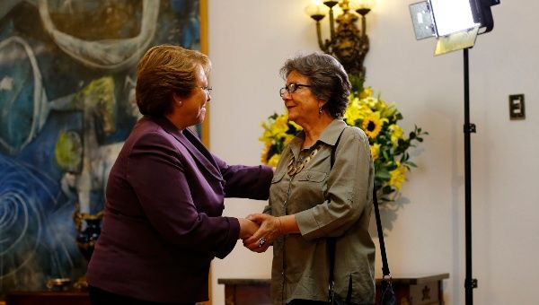 Chile's President Michelle Bachelet (L) shakes hands with Maria Eugenia Ilabaca, mother of Laurence Maxwell, who was arrested during a protest in Mexico City, at the Presidential Palace in Santiago, November 20, 2014. (Photo: Reuters)