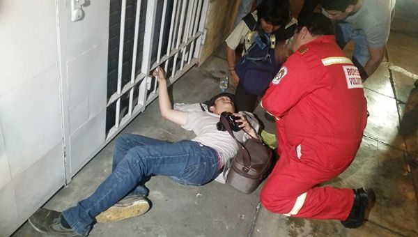 Photographer Daniel Samanamud is beaten by police.