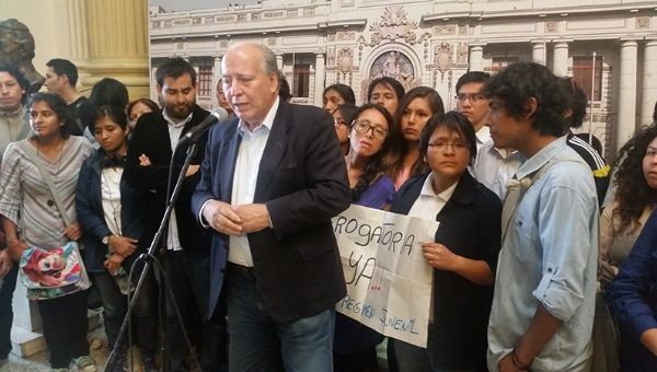 Congresman Manuel Dammert supporting youth movement againts the labor rights cuts.