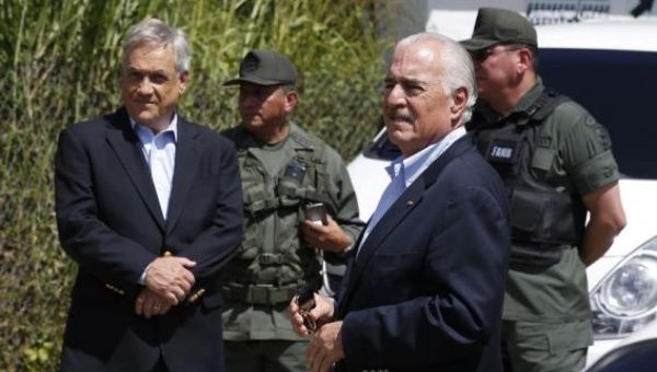 Former Presidents Sebastian Pinera of Chile (L) and Andres Pastrana of Colombia, are stopped by national guard soldiers outside the military prison of Ramo Verde on the outskirts of Caracas Jan. 25, 2015.