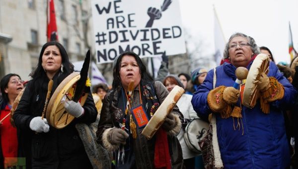 Indigenous protesters march towards Canada's parliament building before the start of a meeting between chiefs and Prime Minister Stephen Harper in Ottawa January 11, 2013.