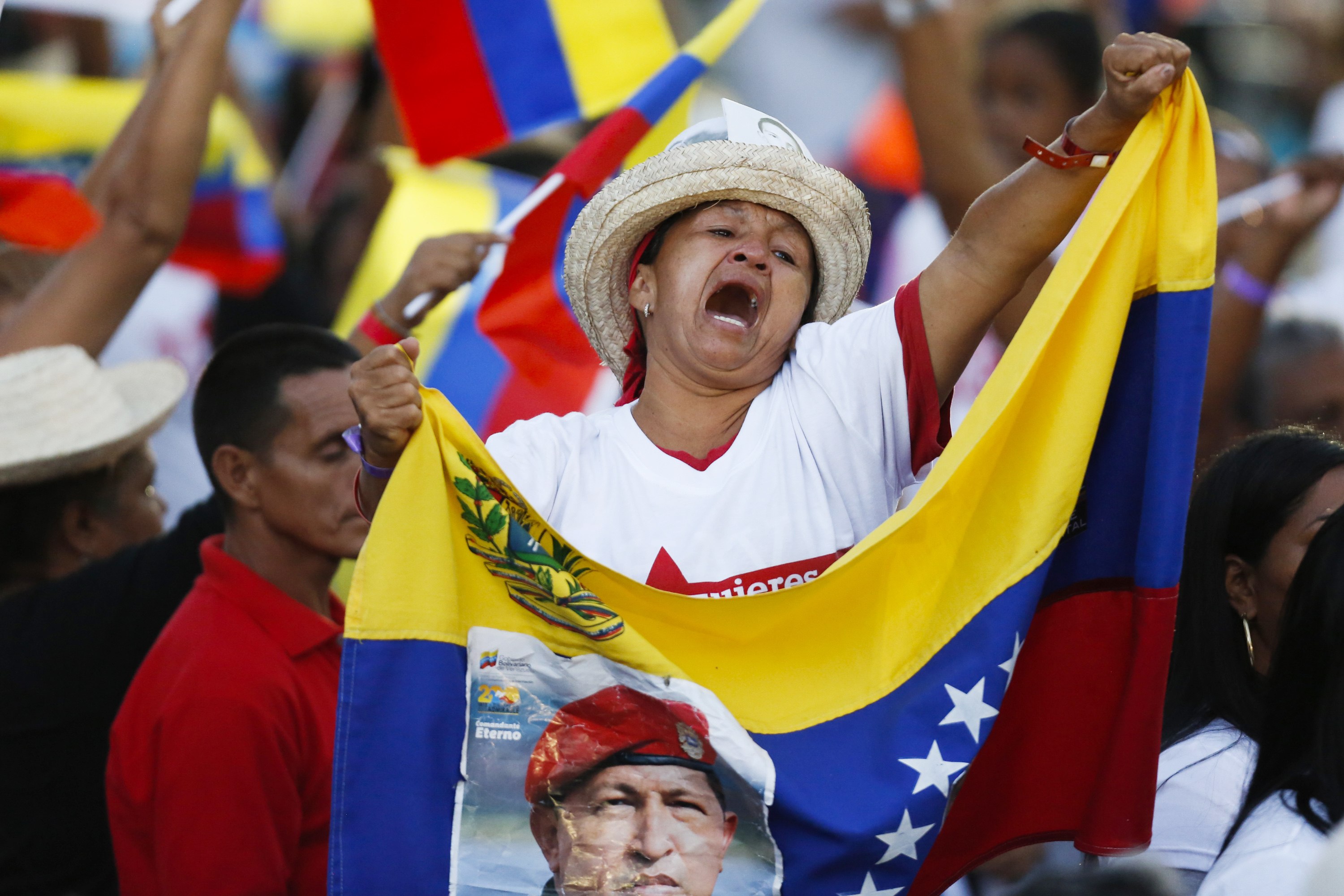Внешняя политика венесуэлы. Венесуэла. Люди с флагом Венесуэлы. Венесуэльцы и Мексиканцы.