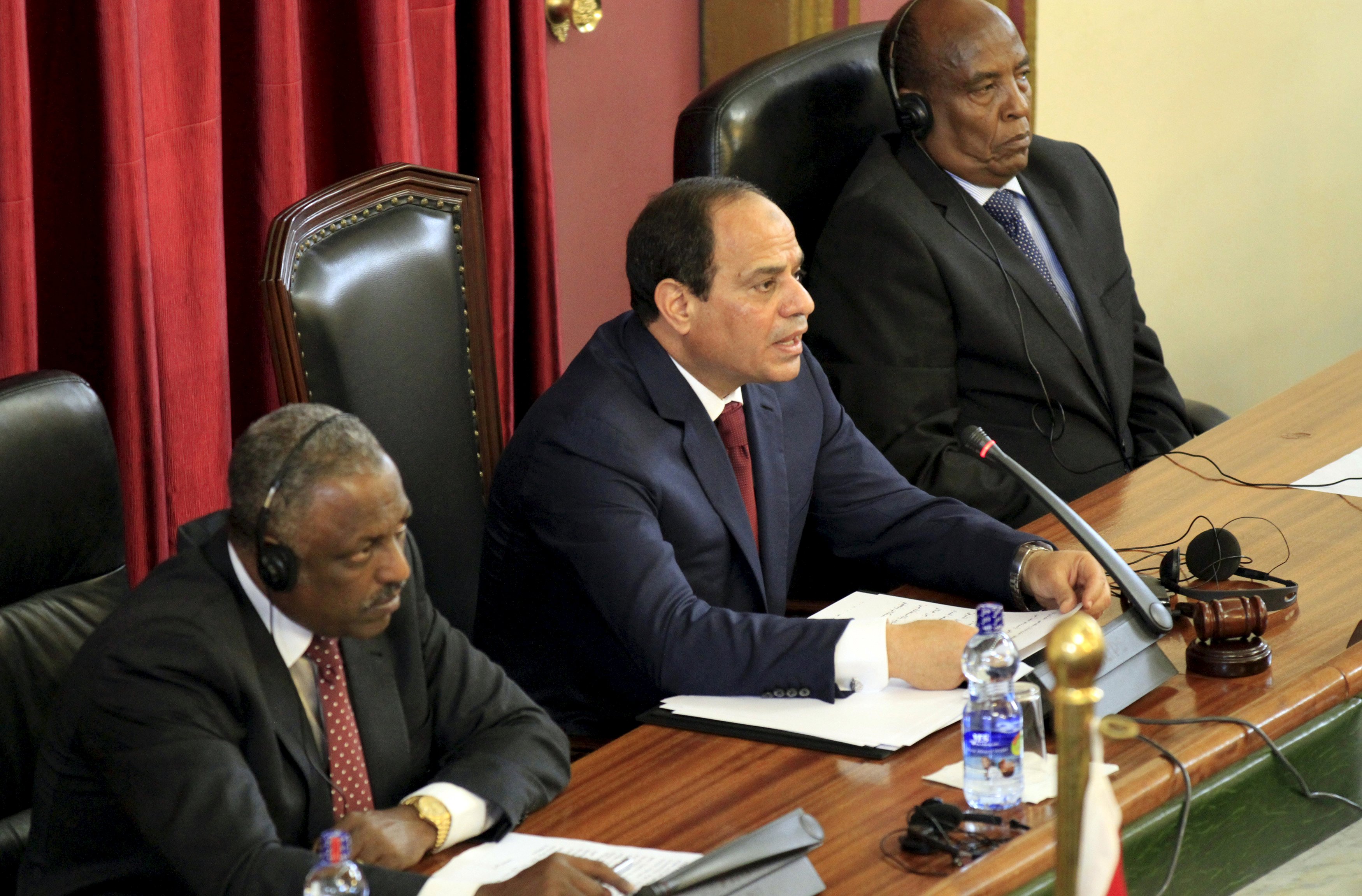 Egyptian President Abdel-Fattah el-Sissi (C) flanked by Speaker of the House of Peoples' Representatives Abadula Gemeda (L) and Deputy Speaker of House of Federation Mohammed Rashid (R), addresses the Ethiopian Parliament during his official visit to Ethiopia's capital Addis Ababa, March 25, 2015.