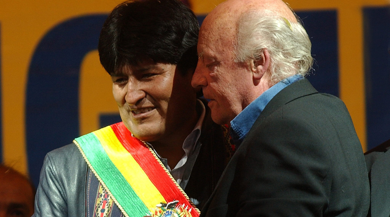 Galeano met many Latin American leaders during his life. In this image, he embraces Bolivian President Evo Morales. 