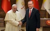 Pope Francis (L) shakes hands with Turkish President Recep Tayyip Erdogan on the Pope