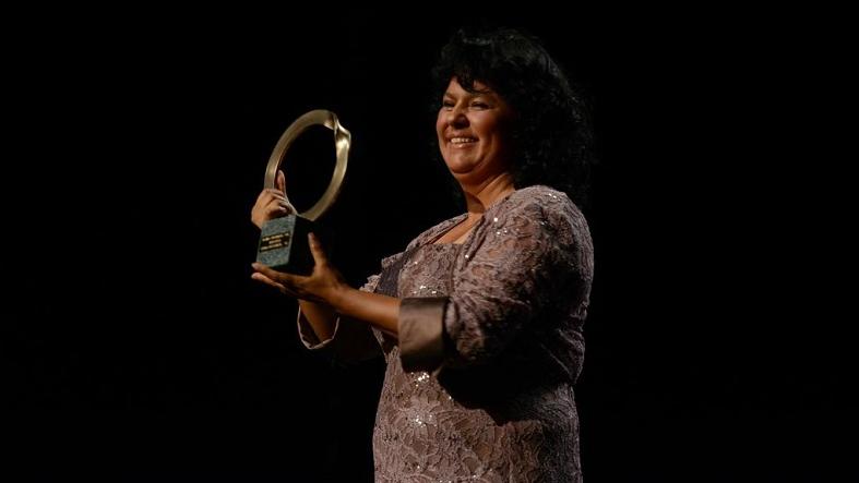 Berta Caceres holds up the Goldman Environmental Prize at the ceremony held in San Francisco, California, April 20, 2015.