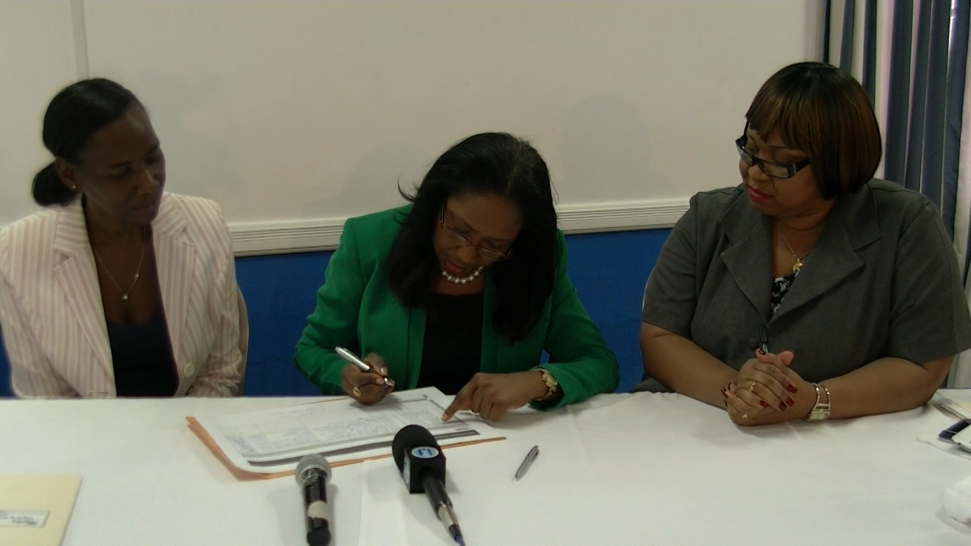 Saint Lucia's Health Minister signs the Concept Note