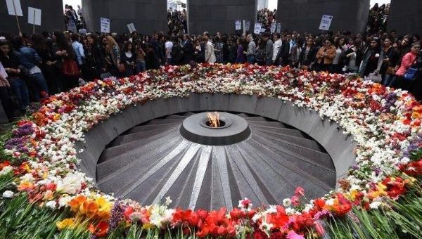People lay flowers at the Tsitsernakaberd Armenian Genocide Memorial in Yerevan on April 21, 2015 