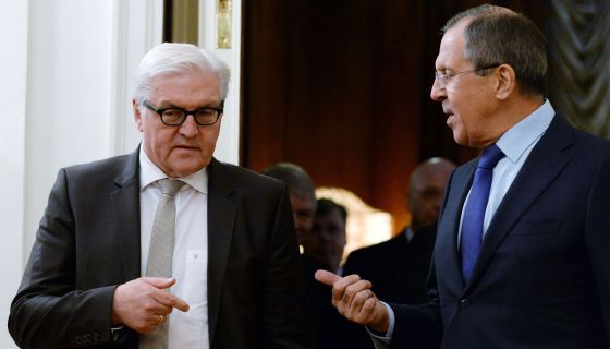 German Foreign Minister Walter Steinmeier (L) and his Russian counterpart Sergei Lavrov (R)